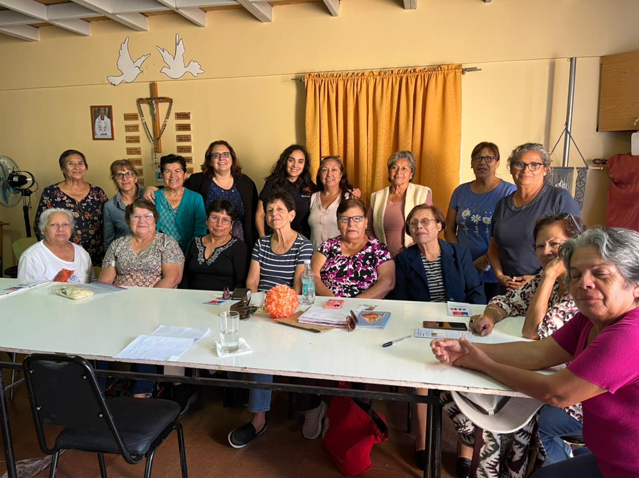 Unidad Adultos Mayores de Antofagasta realiza charla a Agrupación Santa Gema Kolpnig de Mejillones