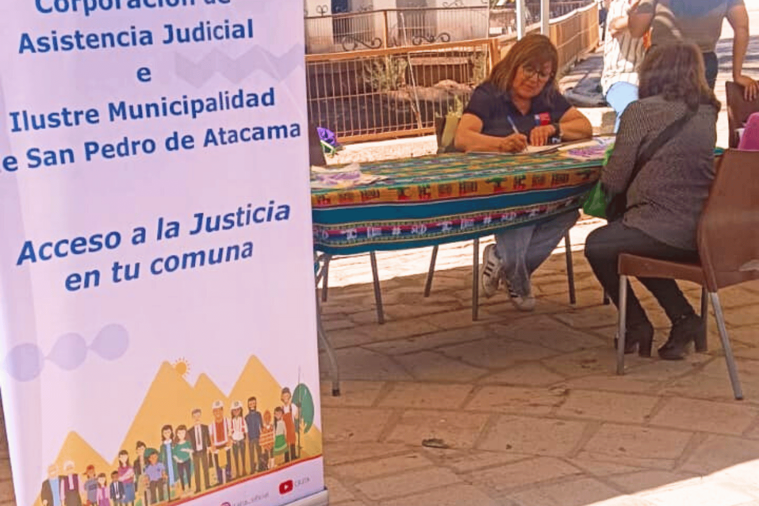 Móvil San Pedro de Atacama participa en jornada en terreno en la Plaza de Armas de la comuna